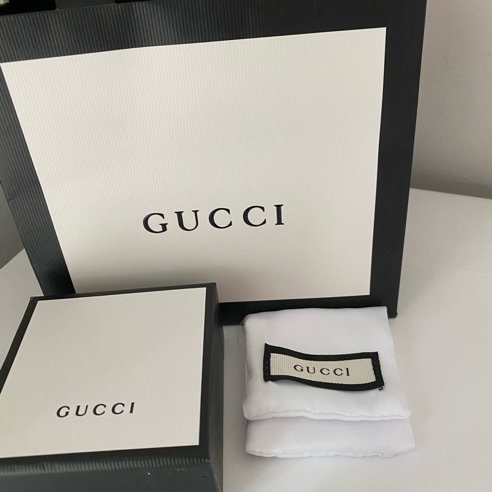 Gucci stunning crystal flower stud earrings. - Picture 9 of 11